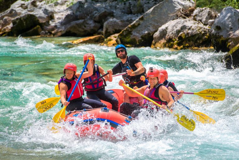 Adrenalinski pustolovski rafting na Soči