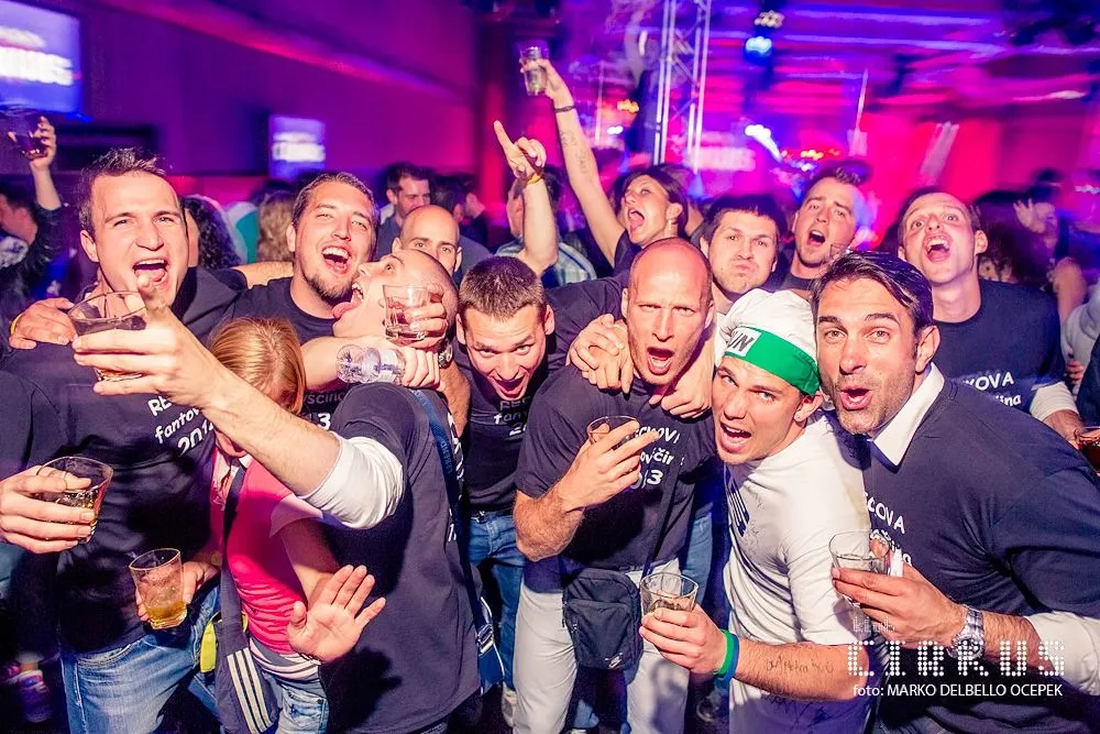 Pacchetto festa in discoteca ragazzi che festeggiano l'addio al celibato a Lubiana
