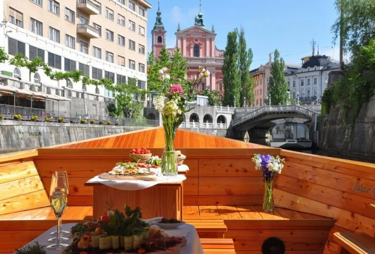 boot op de ljubljanica rivier