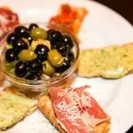 bruschette olive erbe