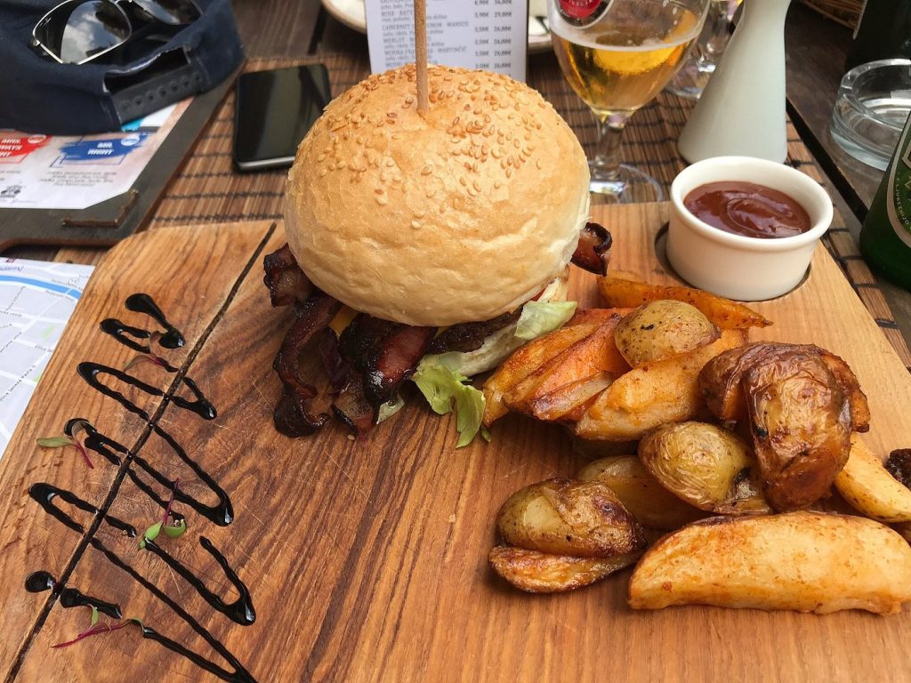 burger hiša pod gradom