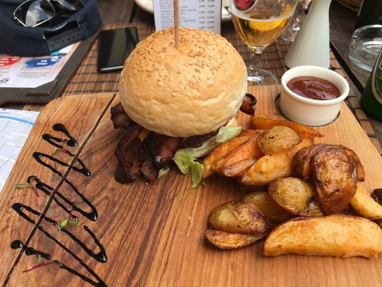 burger hiša pod gradom