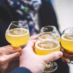 Mensen proosten met bier