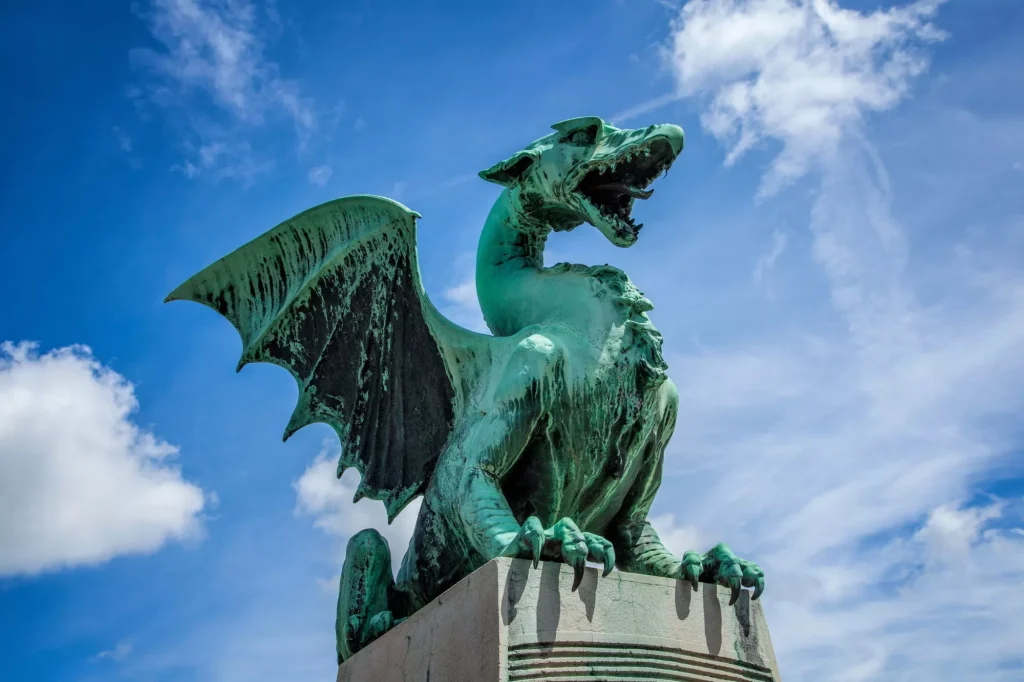 Il famoso drago di Lubiana sul Ponte dei Draghi, Lubiana, Slovenia
