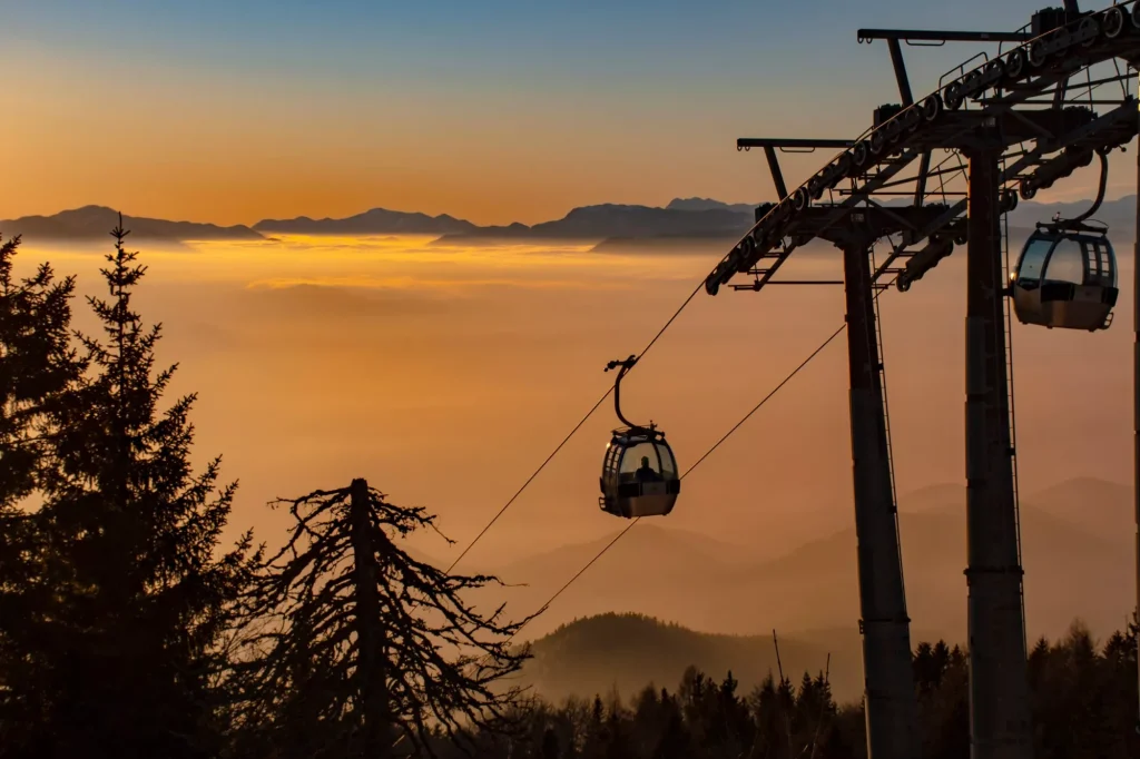 Sonnenuntergang im Skigebiet Krvavec, Region Gorenjska, Slowenien