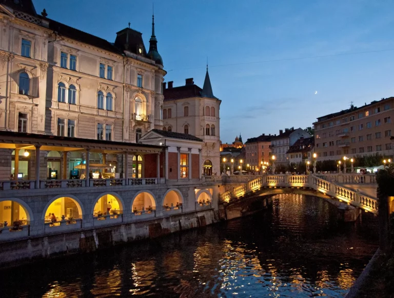 Oude binnenstad van Ljubljana bij nacht