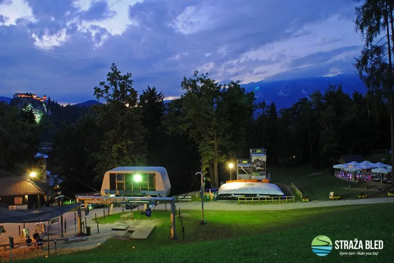 Nacht Sommer Schlittenfahren blutete